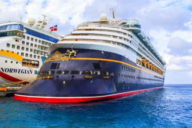 NCL şafak ve Disney Magic Cozumel bağlantı noktasında.