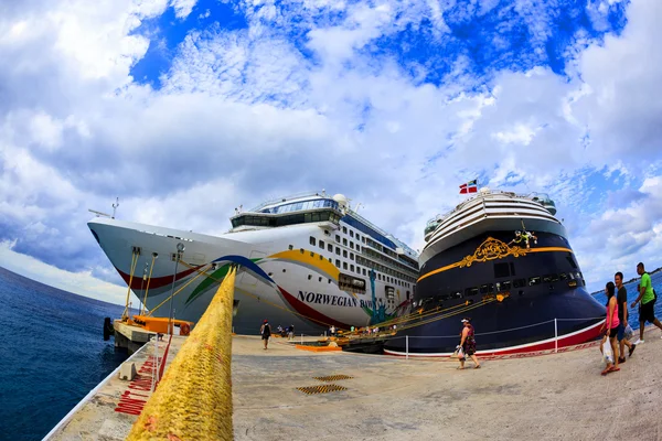 NCL Dawn & Disney Magic in Cozumel haven. — Stockfoto