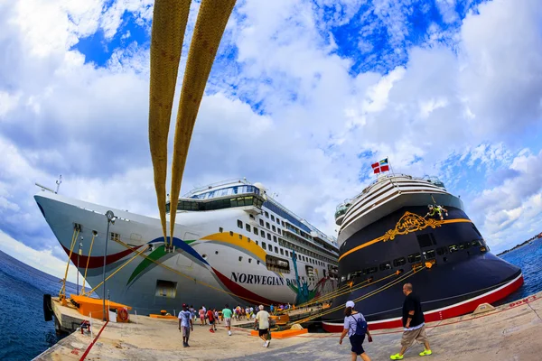 NCL Dawn & Disney Magic at Cozumel port. — Stock Photo, Image