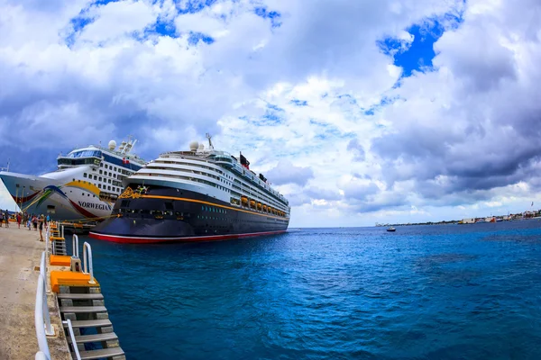 NCL Dawn & Disney Magic en el puerto de Cozumel . — Foto de Stock