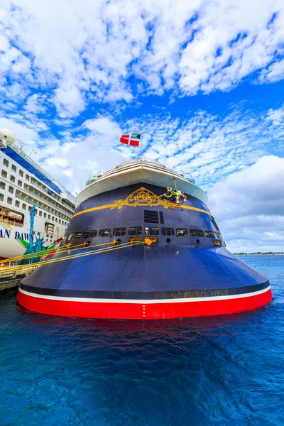 NCL Dawn & Disney Magic v přístavu Cozumel. — Stock fotografie