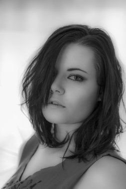 Bayan beyaz mavi arka plan