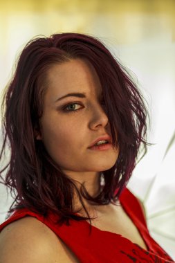 Bayan beyaz mavi arka plan