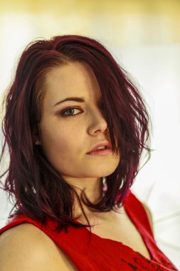 Bayan beyaz mavi arka plan