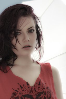 Bayan beyaz mavi arka plan