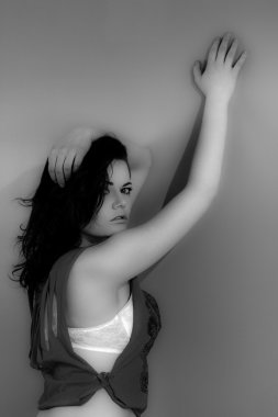 Bayan beyaz mavi arka plan