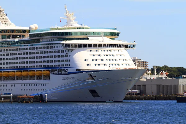 Cruise Ships In Victoria Harbor — Stock Photo, Image