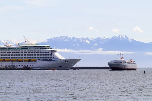 Круизные лайнеры в гавани Виктории — стоковое фото