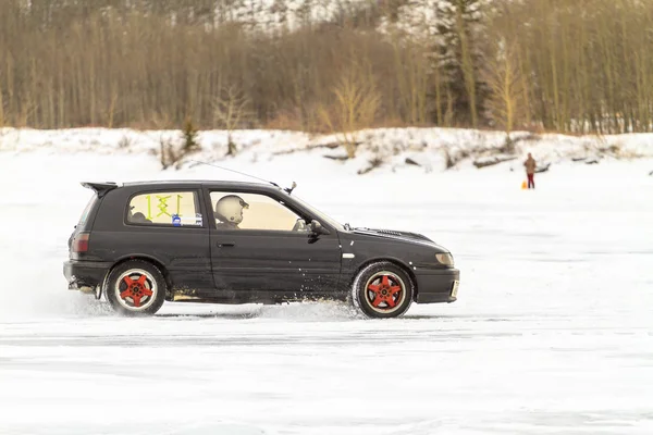 Auto race op het ijs — Stockfoto