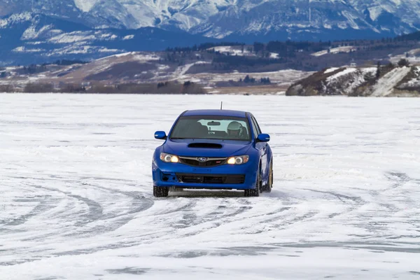 Samochód jeździł na lodzie — Zdjęcie stockowe