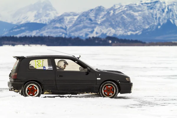 Buz üzerinde yarış araba — Stok fotoğraf