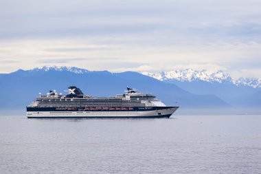 Cruise gemi Victoria Harbor Alaska'da giderken