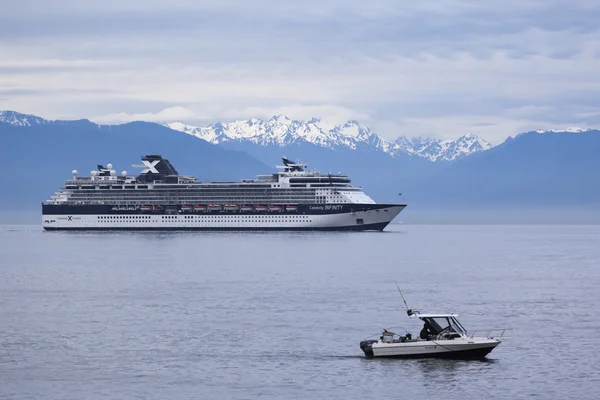 Круизное судно по пути на Аляску в гавань Виктории — стоковое фото