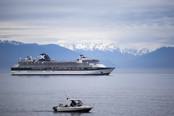 Kreuzfahrtschiff auf dem Weg nach Alaska im Viktoria-Hafen — Stockfoto