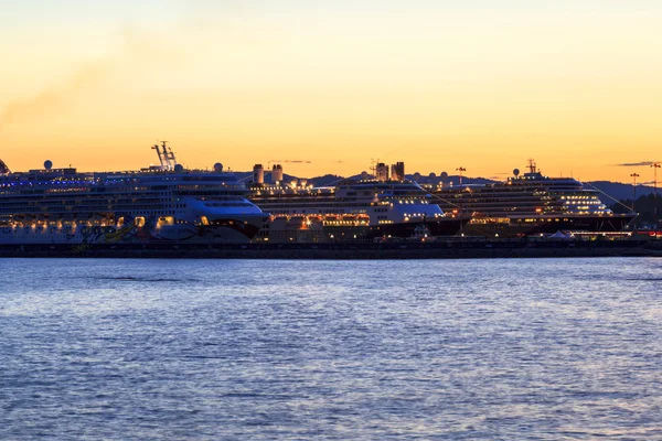 Óceánjáró hajók éjjel a Victoria kikötőre — Stock Fotó
