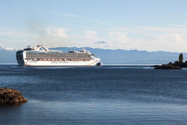 Kreuzfahrtschiff bei der Ankunft im Viktoria-Hafen — Stockfoto