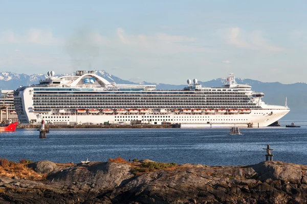 Kreuzfahrtschiff bei der Ankunft im Viktoria-Hafen — Stockfoto