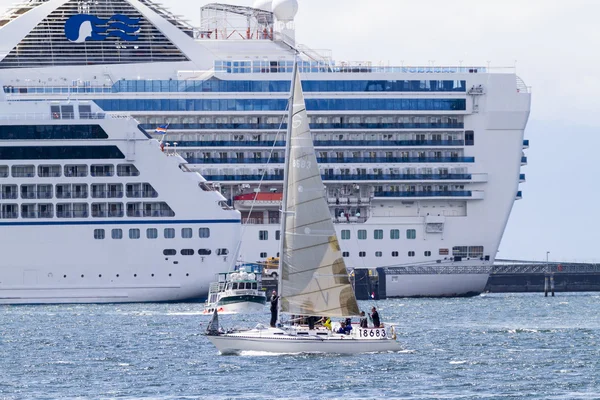 Segeln im geschäftigen Viktoria-Hafen — Stockfoto