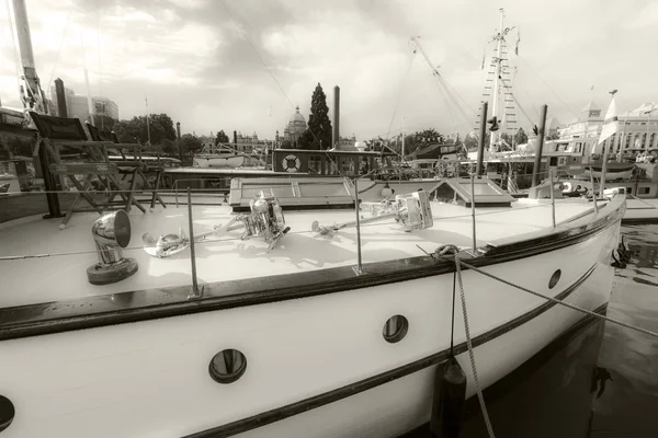 Ретро-лодки в гавани Виктории — стоковое фото