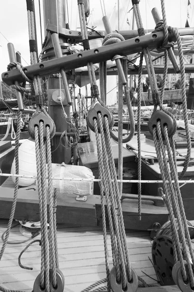 Cuerdas en un barco retro —  Fotos de Stock