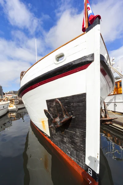 Классические лодки в гавани Виктории — стоковое фото