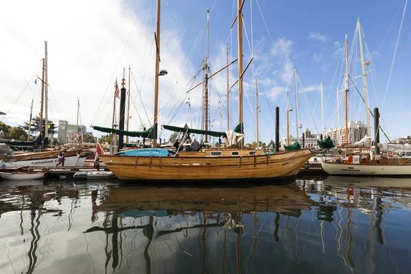 Retro Boats I Victoria Harbor – stockfoto