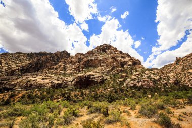 Mavi gökyüzü karşı büyük kayalar