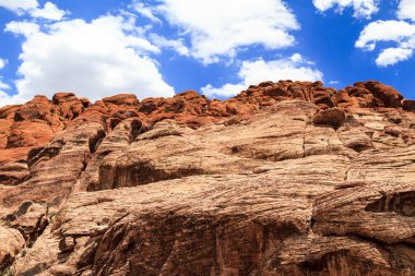 Mavi gökyüzü karşı büyük kayalar