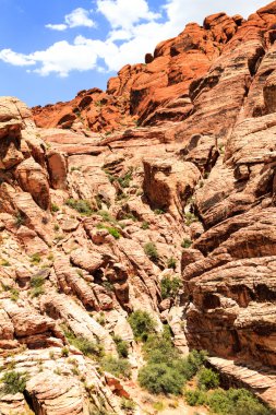 Mavi gökyüzü karşı büyük kayalar