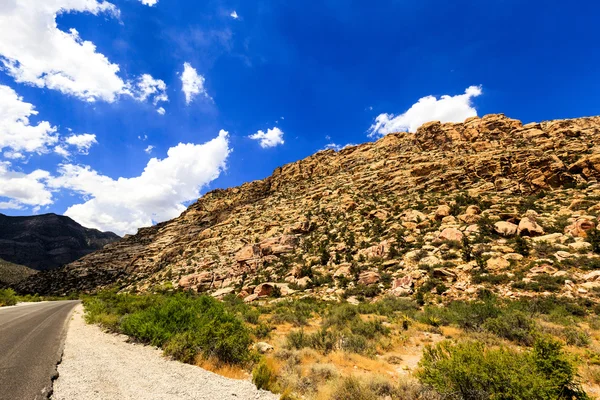 Große Felsen vor blauem Himmel — Stockfoto