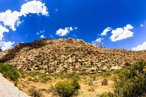 Grandi rocce contro il cielo blu — Foto Stock