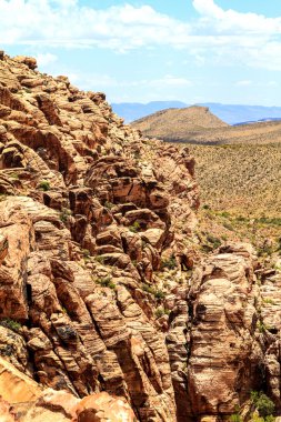 Mavi gökyüzü karşı büyük kayalar