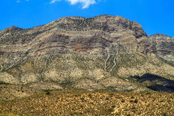 푸른 하늘에 대 한 큰 바위 — 스톡 사진
