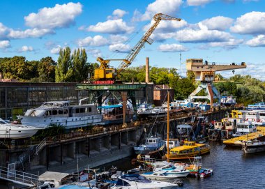 Budapeşte Macaristan. 24 Ekim 2020: eski tersane ve tekneler. İskeleden iniyoruz. Antika nehir kruvazörleri ve eğlence gemileri burada bakılıyor ve iniyor.. 