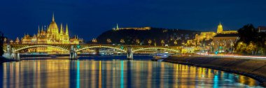 Budapeşte gece panoraması Parlamento binası ve önünde Margaret köprüsü olan Kraliyet Kalesi..