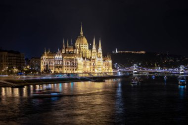Budapeşte gece panoraması Parlamento binası ve önünde Margaret köprüsü olan Kraliyet Kalesi..