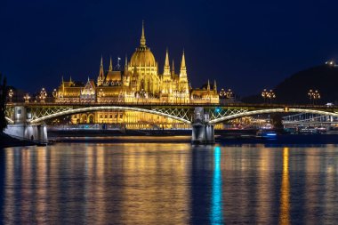 Budapeşte gece panoraması Parlamento binası ve önünde Margaret köprüsü olan Kraliyet Kalesi..