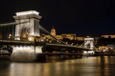 Buda Kalesi ve Zincir Köprüsü geceleri. Dünya Mirası Sitesi 