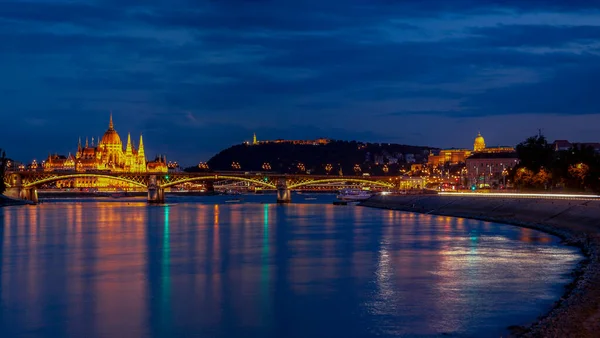 布达佩斯夜晚的全景议会大厦和皇家城堡与玛格丽特桥的前景 — 图库照片