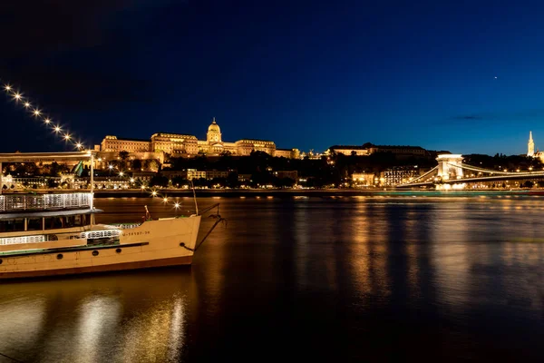 Budapest May26 2018 Imposing Buda Castle Night Castle Hill Boat — Stock Photo, Image