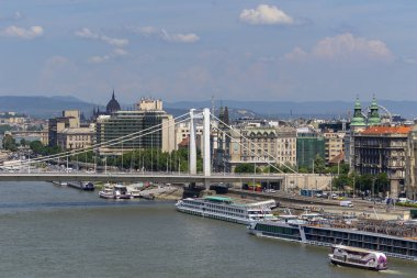 Budapeşte Macaristan - Tuna Nehri ile Elisabeth Köprüsü 'nün muhteşem panoramik manzarası - Budapeşte, Macaristan' ın Budapeşte 'de Buda ve Pest' i Tuna Nehri üzerinden karşıya bağlayan üçüncü yeni köprüdür.