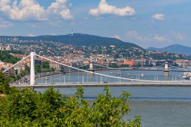 Budapeşte Macaristan - Tuna Nehri ile Elisabeth Köprüsü 'nün muhteşem panoramik manzarası - Budapeşte, Macaristan' ın Budapeşte 'de Buda ve Pest' i Tuna Nehri üzerinden karşıya bağlayan üçüncü yeni köprüdür.