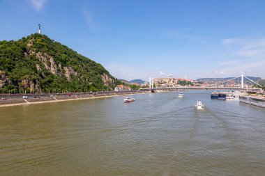 Budapeşte Macaristan - Tuna Nehri ile Elisabeth Köprüsü 'nün muhteşem panoramik manzarası - Budapeşte, Macaristan' ın Budapeşte 'de Buda ve Pest' i Tuna Nehri üzerinden karşıya bağlayan üçüncü yeni köprüdür.