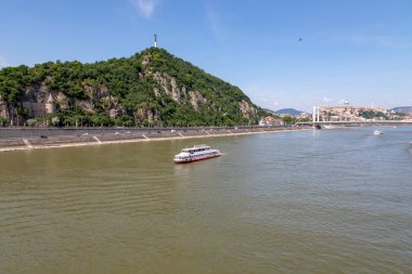 Budapeşte Macaristan - Tuna Nehri ile Elisabeth Köprüsü 'nün muhteşem panoramik manzarası - Budapeşte, Macaristan' ın Budapeşte 'de Buda ve Pest' i Tuna Nehri üzerinden karşıya bağlayan üçüncü yeni köprüdür.