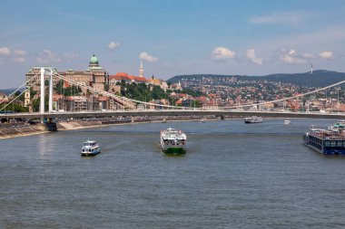 Budapeşte Macaristan - Tuna Nehri ile Elisabeth Köprüsü 'nün muhteşem panoramik manzarası - Budapeşte, Macaristan' ın Budapeşte 'de Buda ve Pest' i Tuna Nehri üzerinden karşıya bağlayan üçüncü yeni köprüdür.