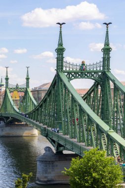 Budapeşte Macaristan 22 Haziran 2018: Özgürlük Köprüsü ve yolcu gemisi terminali. Buda ve Pest 'i Tuna Nehri' ne bağlayan köprü.. 