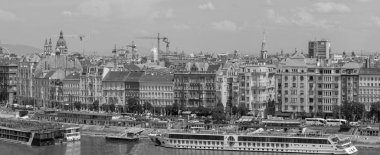 Budapeşte Macaristan: Güneşli bir günde Budapeşte 'nin Panorama Havacılık manzarası. Tuna Nehri kıyısındaki binalar, turnalar.. 