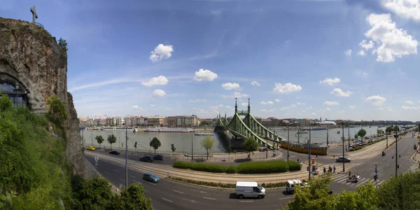 Budapest Hungary Jun 2018 Liberty Bridge Cruise Ship Terminal 横跨多瑙河的连接布达和佩斯的桥梁 — 图库照片