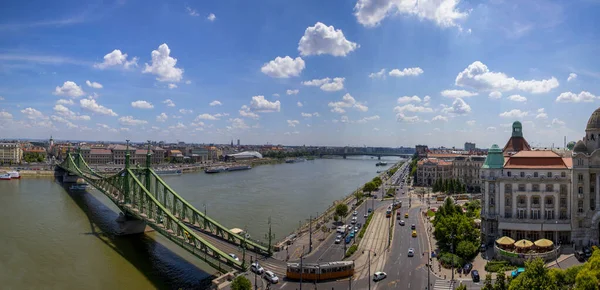 Budapest Hungary Jun 2018 Liberty Bridge Cruise Ship Terminal 横跨多瑙河的连接布达和佩斯的桥梁 — 图库照片