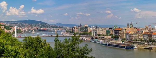 ハンガリー 晴れた日にブダペストのパノラマ航空ビュー ドナウ川のほとりにある建物 クレーン — ストック写真
